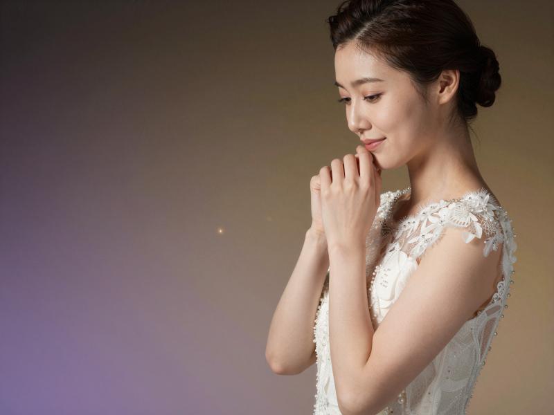 優雅な白いドレスを着た女性のポートレート