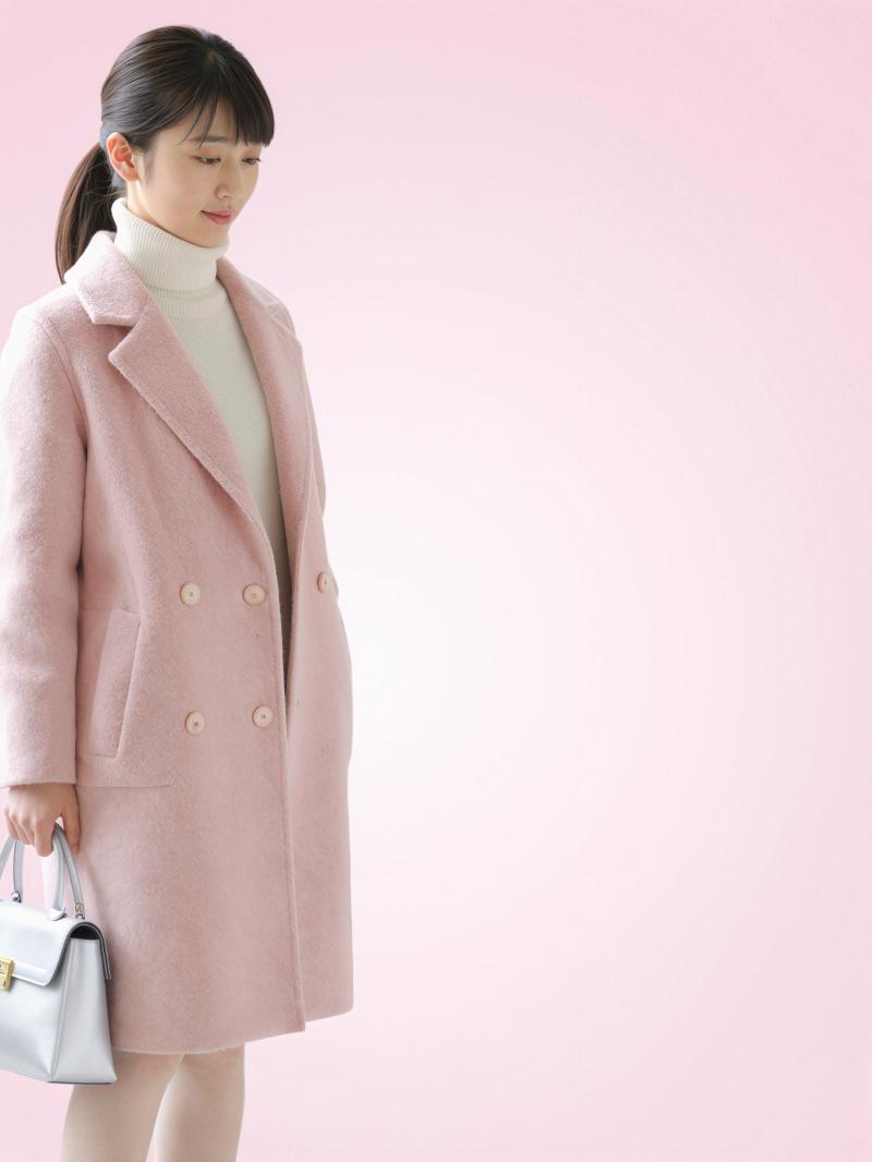 ピンクのコートを着た女性のポートレート