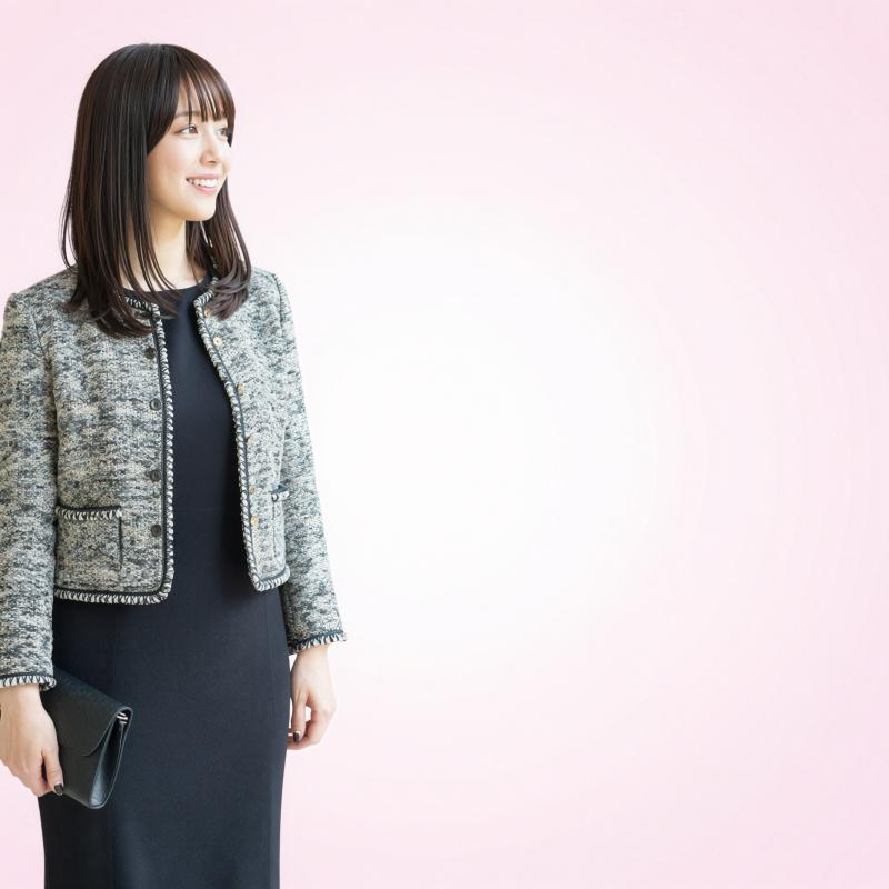 ピンク背景のスタイリッシュな女性ポートレート