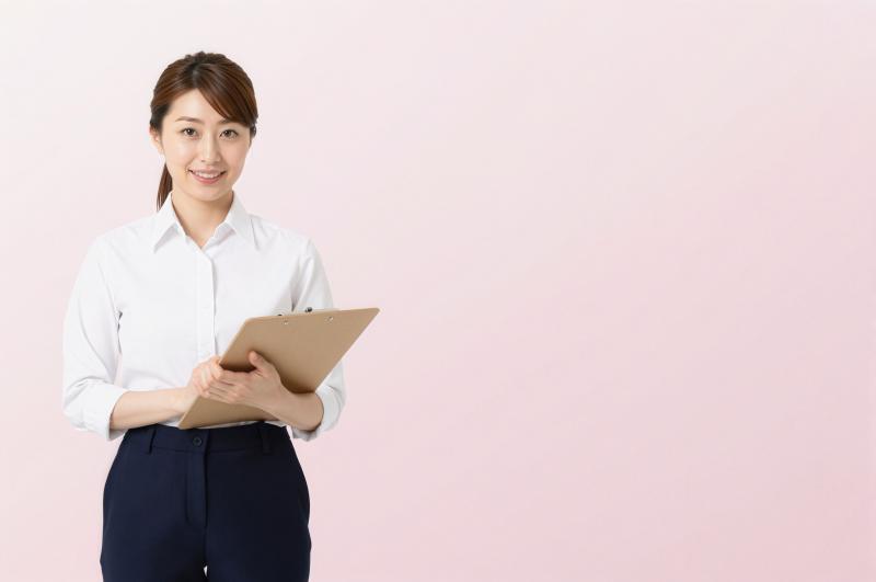 オフィスで笑顔を見せるビジネス女性のポートレート