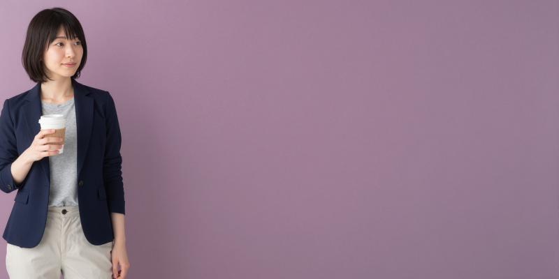 カフェを飲みながら考えるビジネス女性のポートレート