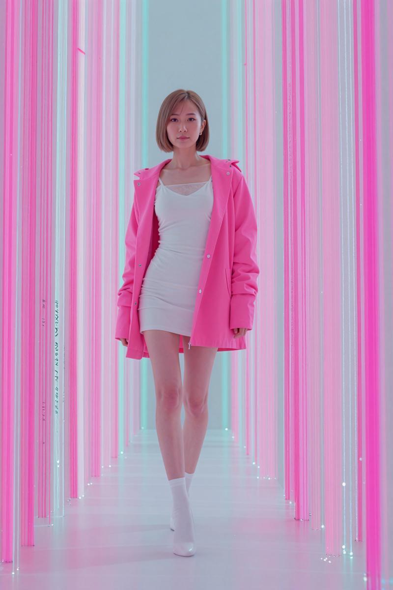 ピンクのネオンライトが美しい女性ポートレート