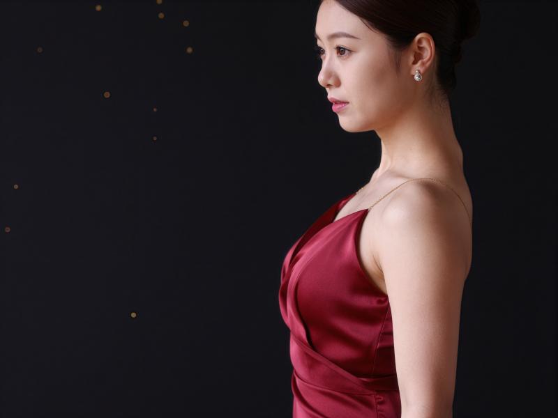 赤いドレスを着た美女の優雅なサイドビューポートレート