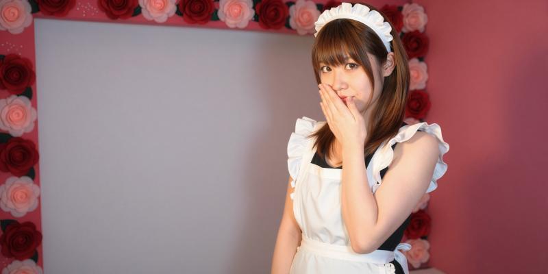 可愛らしいメイド姿の少女のポートレート