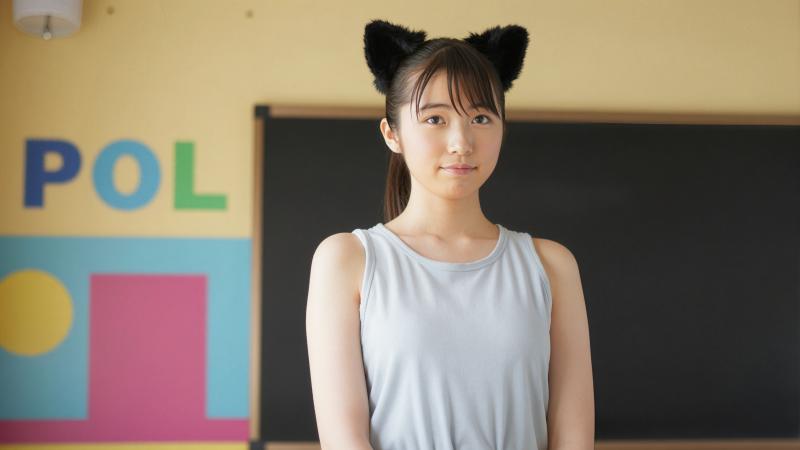 黒猫耳を被った若者のポートレート
