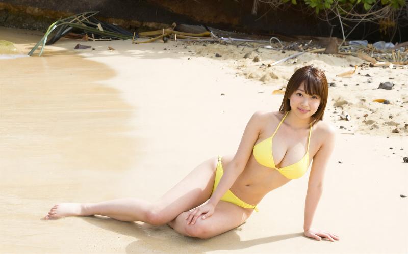 黄色い水着の美女のビーチポートレート