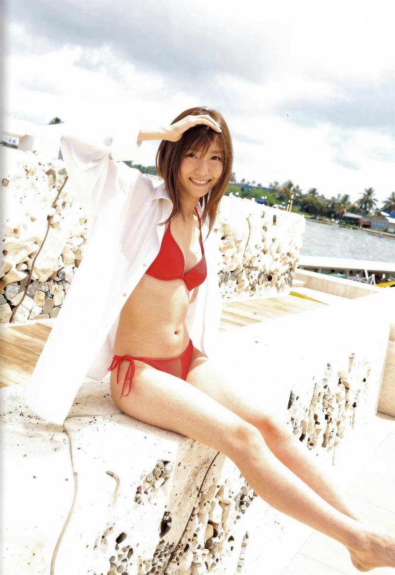 海辺の白いシャツを着た美女のポートレート