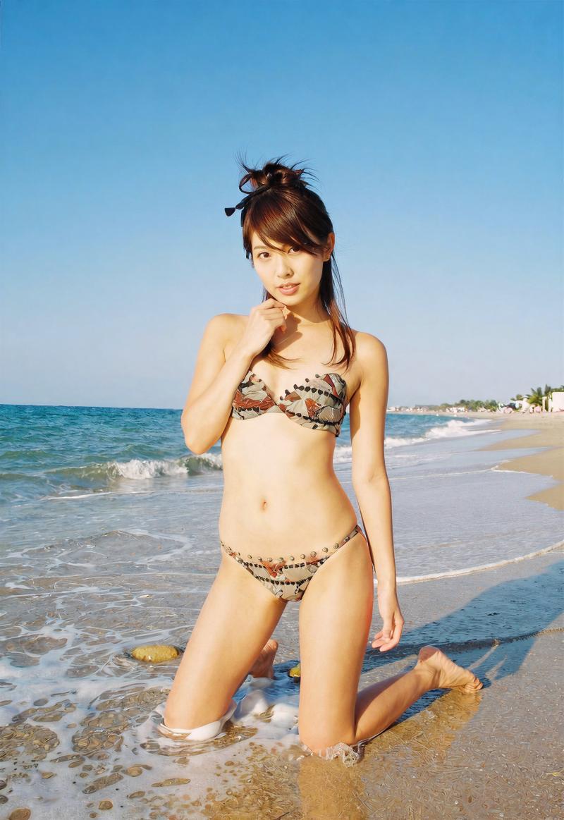 海辺でポーズをとる若きグラビアモデルの夏の日差し