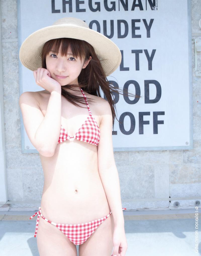 水着姿の若手グラビアアイドルの夏の日差しポートレート