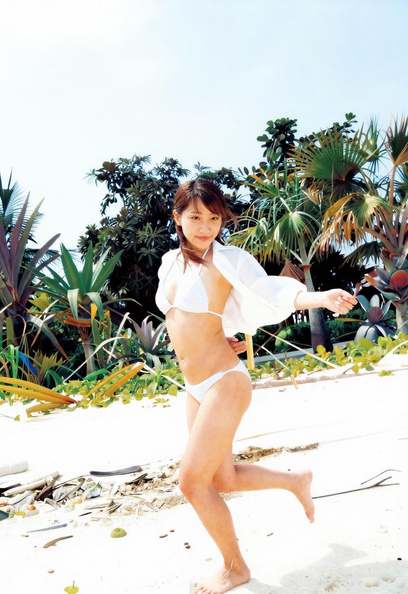 南国ビーチでポーズをとる若き女性のポートレート