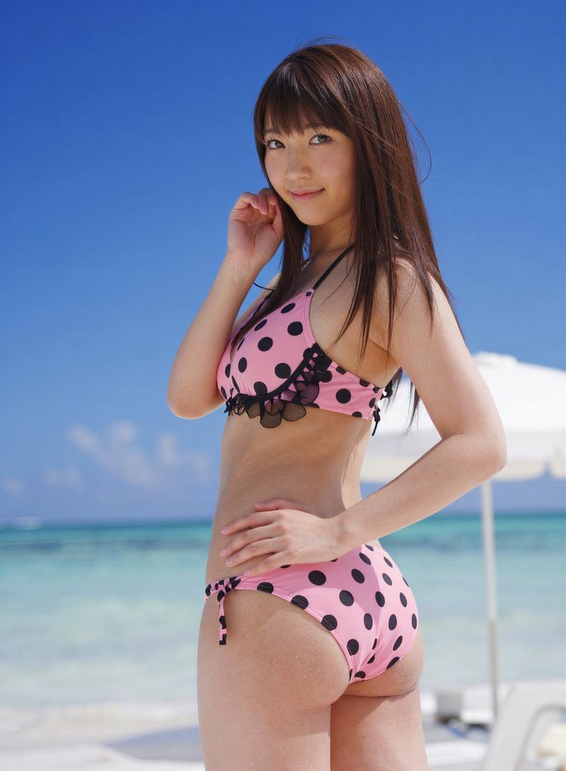 ビーチでポーズをとる水着の女性ポートレート