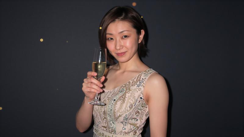 シャンパングラスを握る女性ポートレート