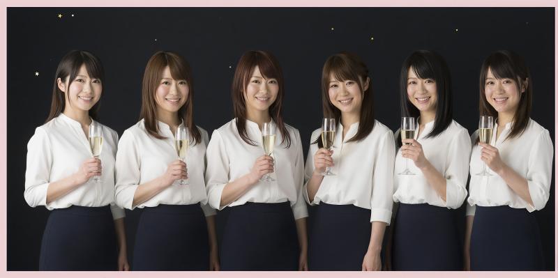 キャバクラの女性たちがシャンパンを手にした笑顔のポートレート