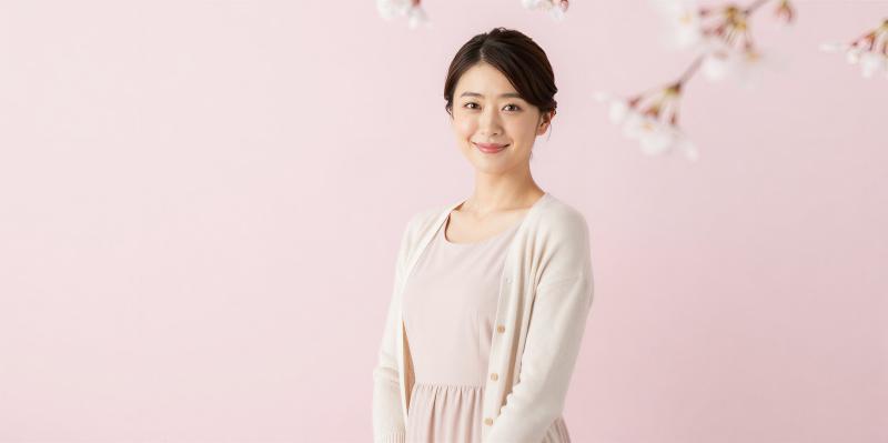 桜の季節に微笑む女性ポートレート