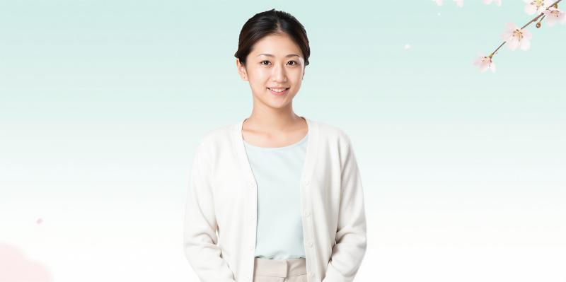 春の桜を背景にした女性ポートレート写真