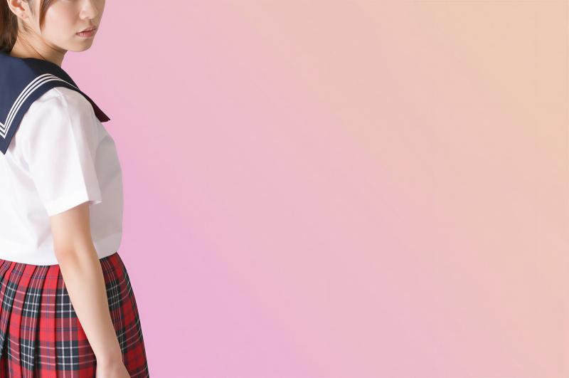 セーラー服を着た若き女性のポートレート