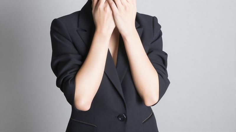 ビジネススーツを着た女性の隠れ顔ポートレート