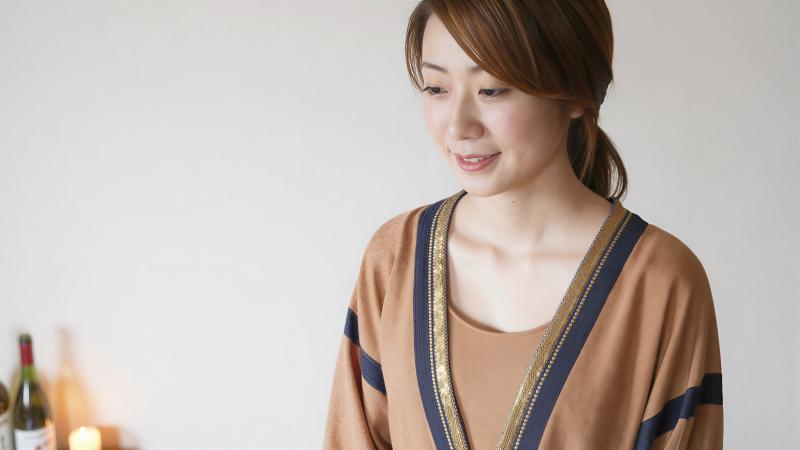 穏やかな微笑みで視線を落とした女性のポートレート