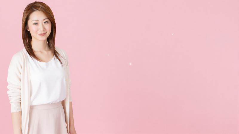 ピンク背景の微笑む女性ポートレート写真