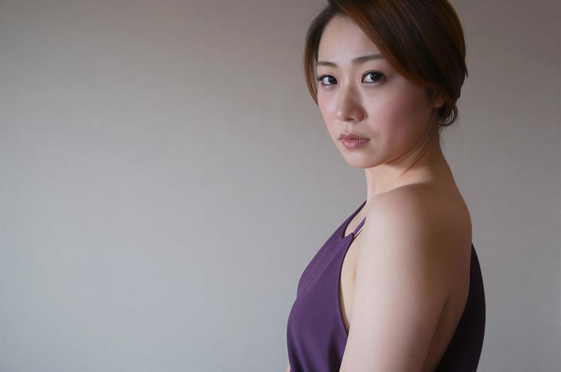 落ち着いた雰囲気の女性ポートレート写真