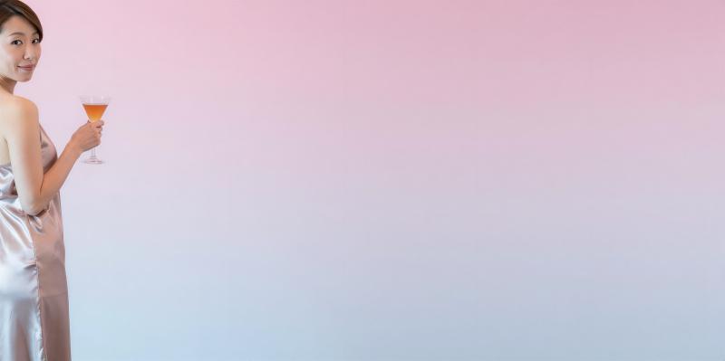 シャンパンを手にした大人の女性のポートレート