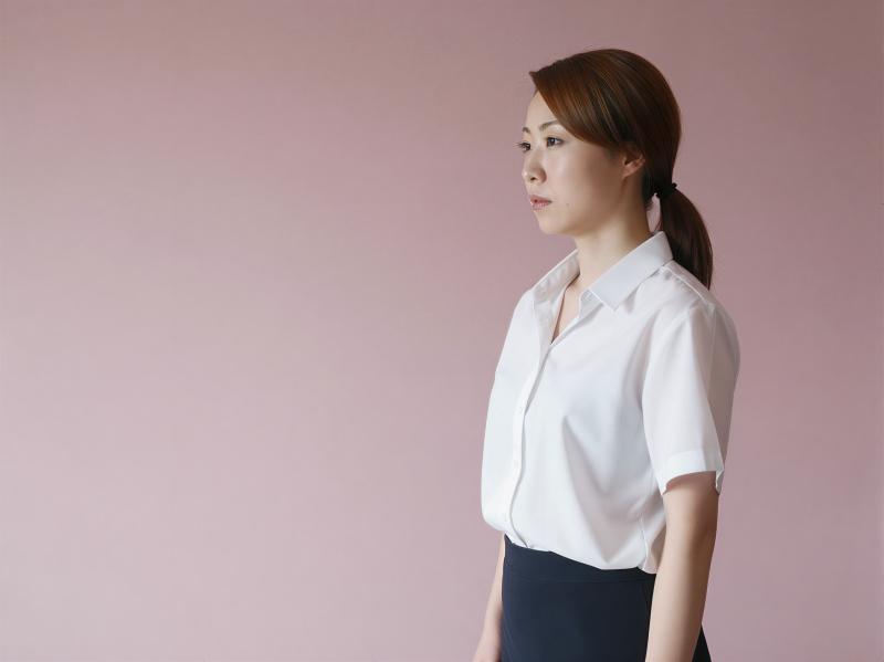 ビジネススーツ姿の女性ポートレート