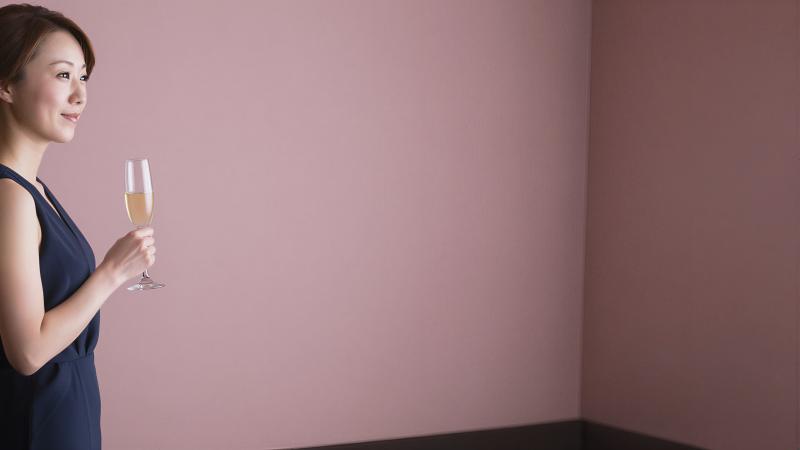 シャンパンを手に持つ優雅な女性のポートレート