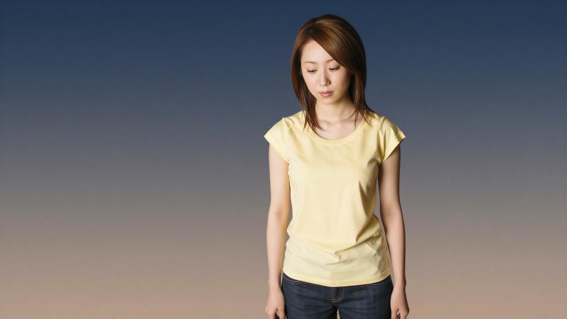 黄色いTシャツを着た女性のポートレート写真