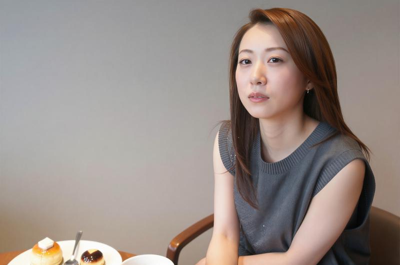 カフェでリラックスした大人の女性のポートレート