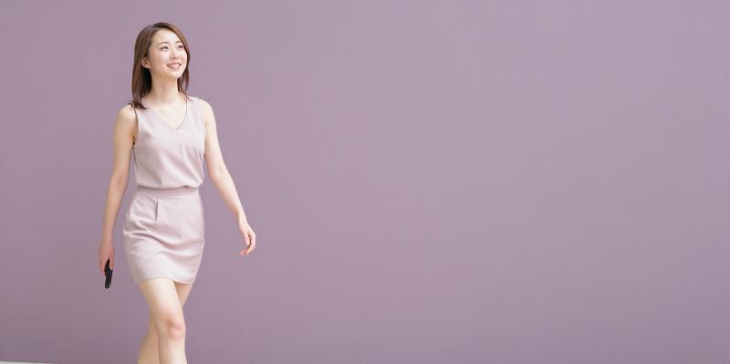 笑顔で歩くピンクドレスの女性ポートレート