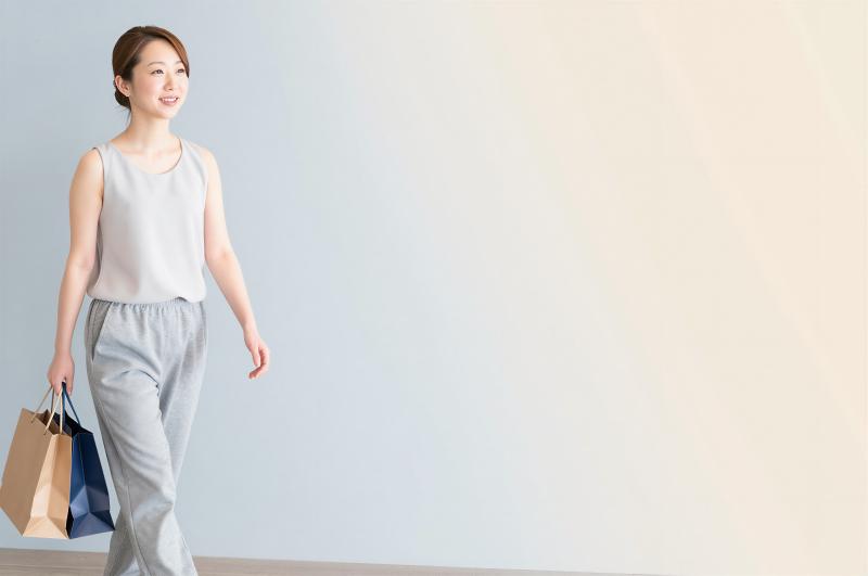 ショッピングを楽しんでいる女性ポートレート