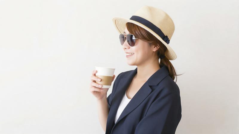 カフェを愛するおしゃれな女性のポートレート
