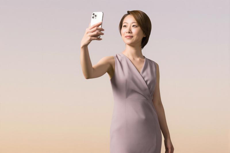 スタイリッシュな女性がスマホで自撮りするポートレート