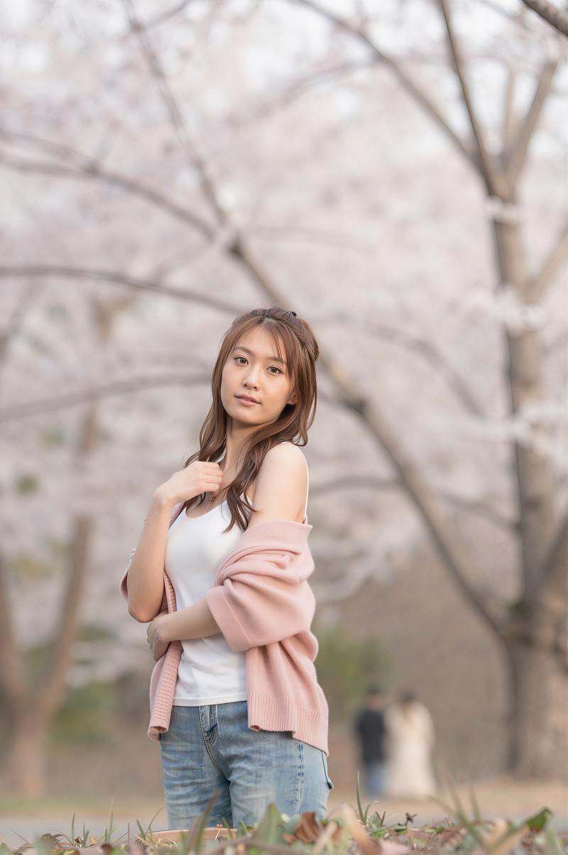 桜の下でポーズをとる若き女性のポートレート