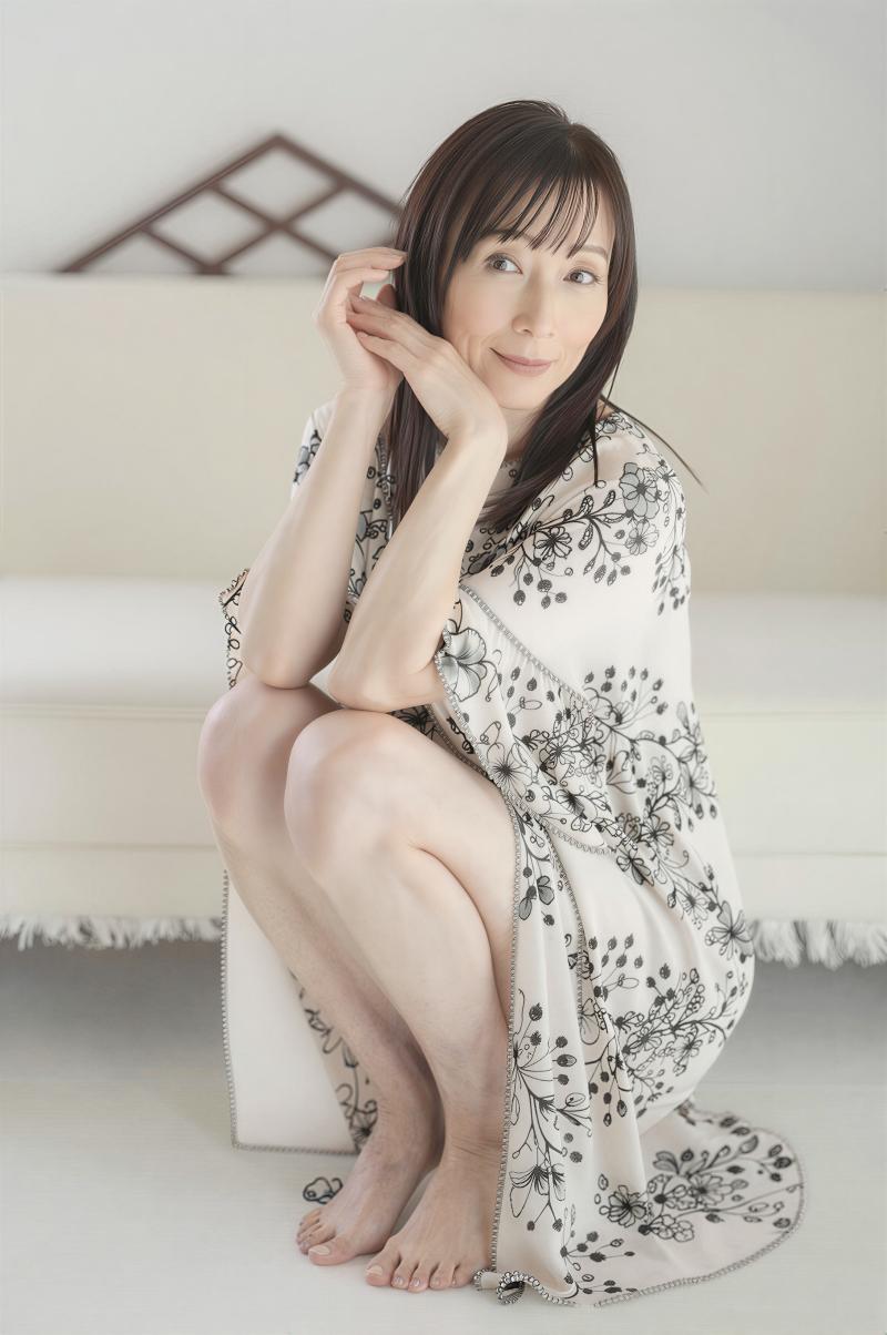 白黒柄の着衣をまとった熟女のポートレート