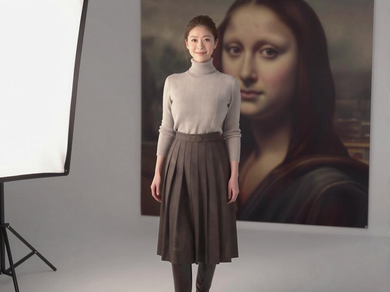 モナリザの横で微笑む女性ポートレート写真