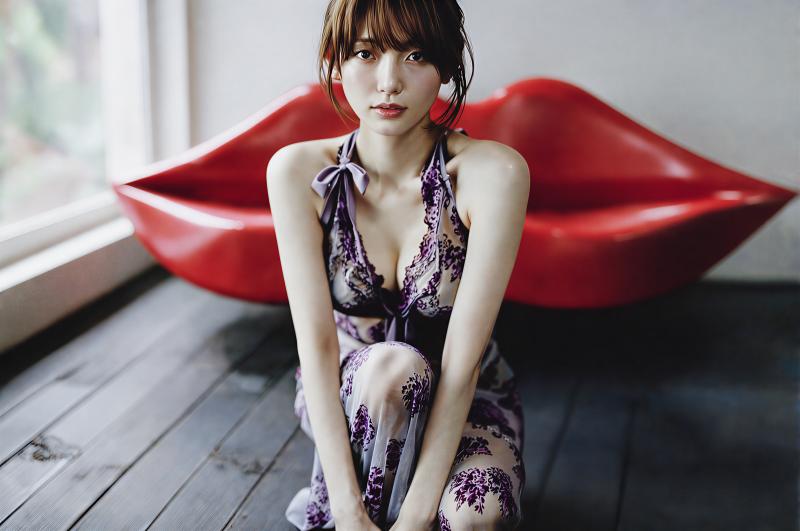 窓辺でポーズをとる若き女性のポートレート