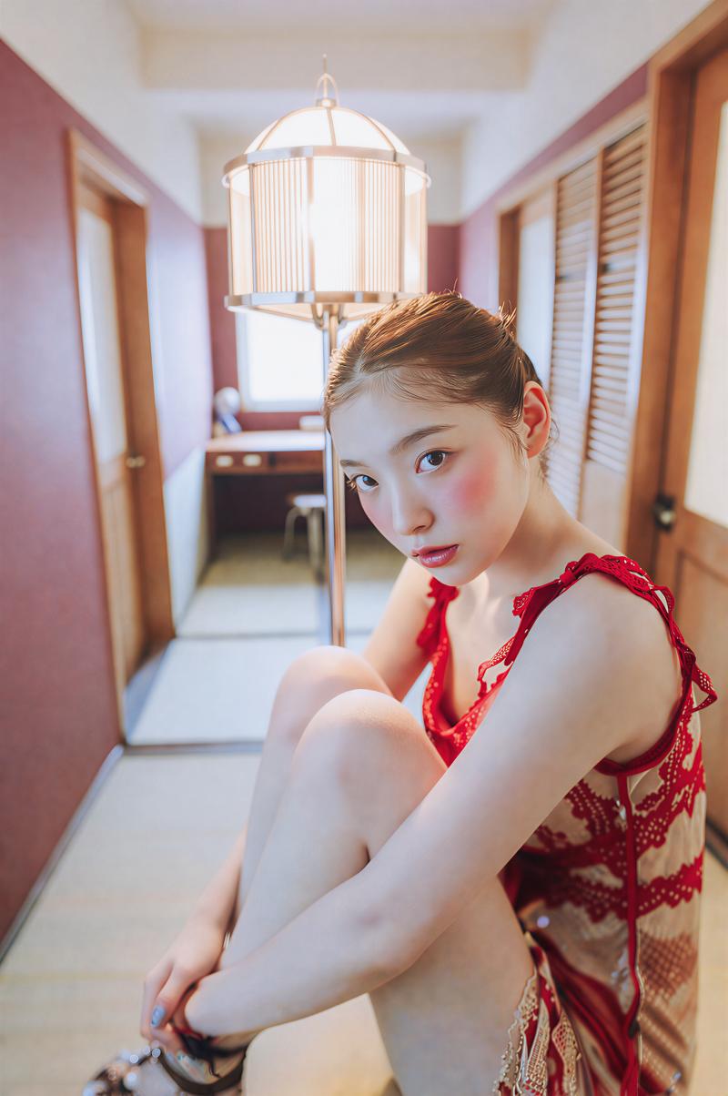 和室で赤いドレスを着た若き女性のポートレート