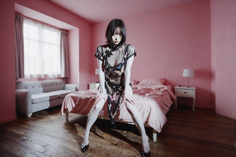 ピンクの部屋でポーズをとる美女のポートレート