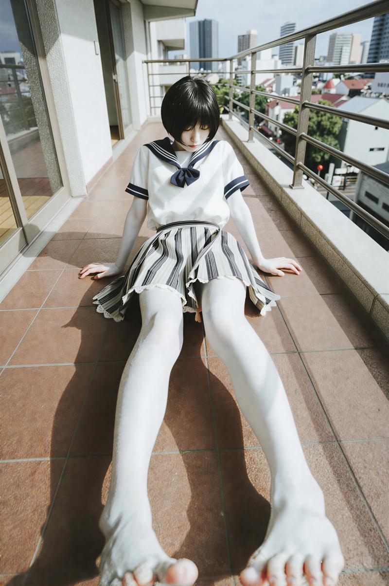 水手服を着た若者の夏のバルコニーポートレート