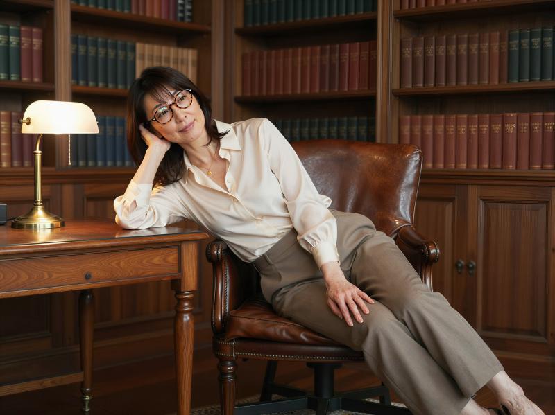 学術書に囲まれた大人の女性のポートレート