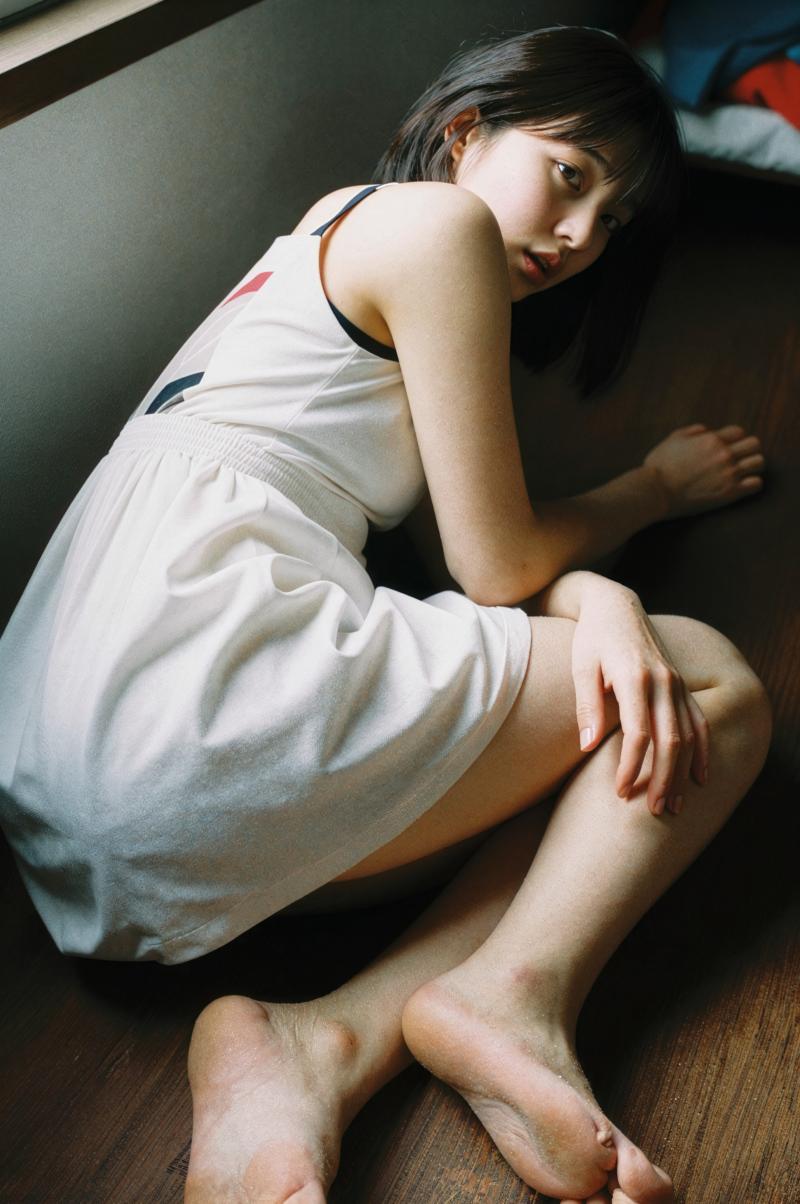 白いワンピースを着た若き女性の室内ポートレート