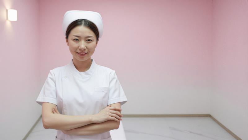 清潔感のある白衣を着た看護師のポートレート