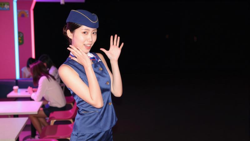 コンカフェの制服を着た女性のポートレート