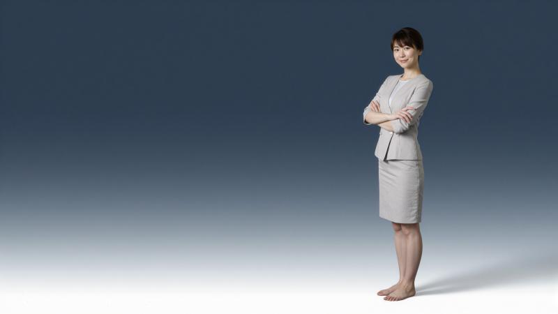 ビジネススーツ姿の自信に満ちた女性ポートレート