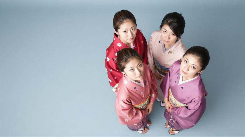 和服を着た4人の女性のポートレート写真