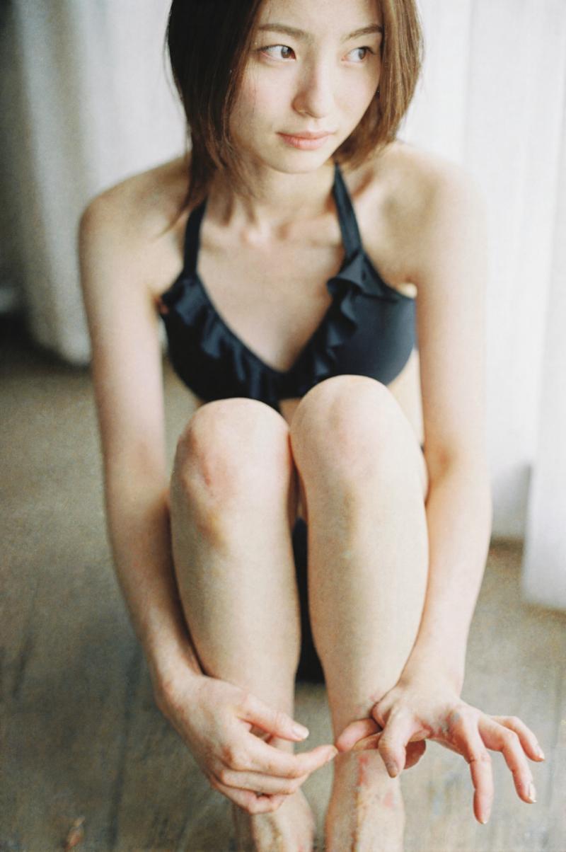 黒い水着の若女性ポートレート