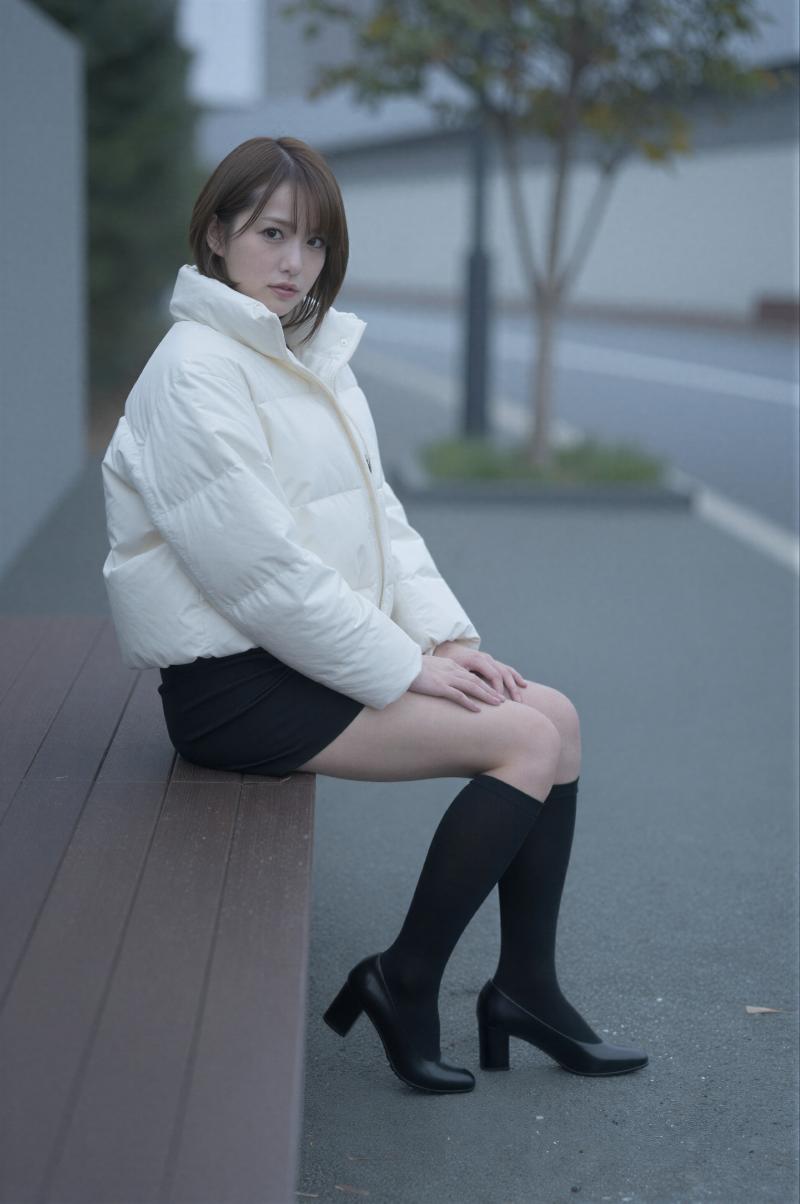 白いダウンジャケットを着た若手女性の秋冬ポートレート