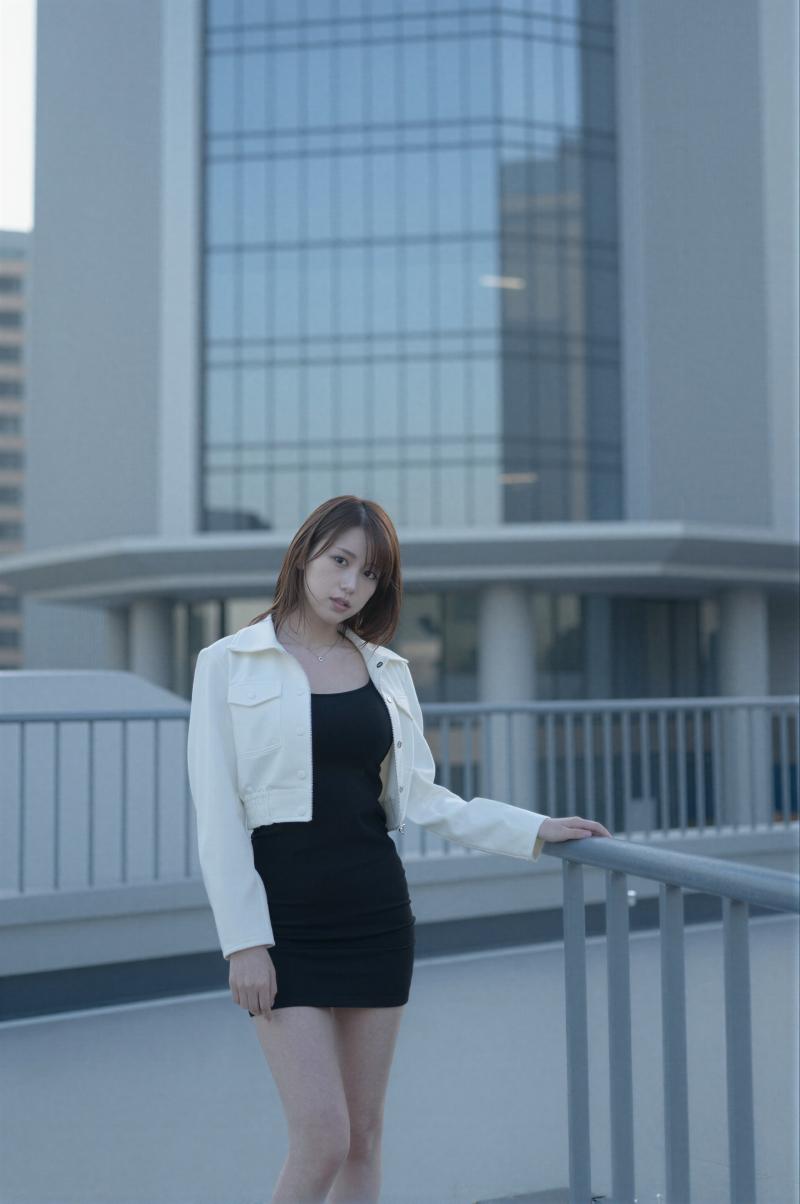 都会の夜景を背景にしたスタイリッシュな女性ポートレート