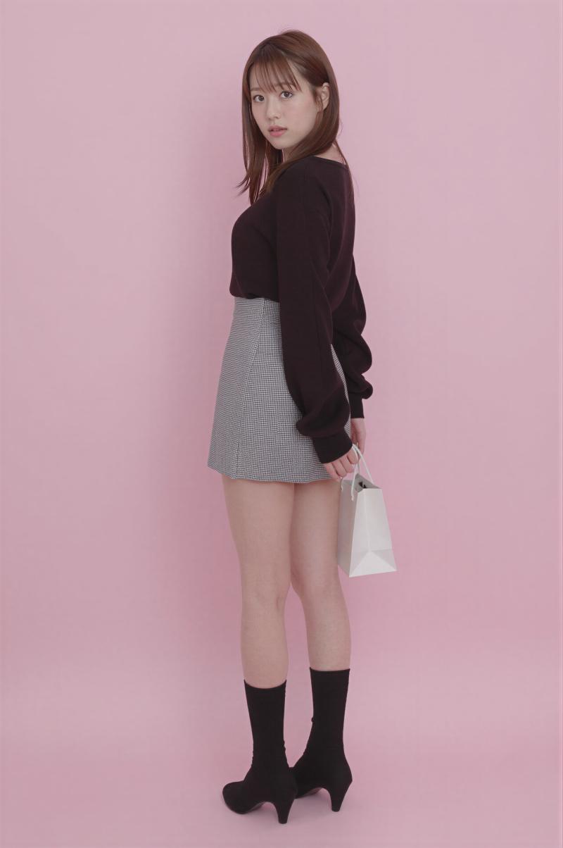 ピンク背景のスタイリッシュな女性ポートレート